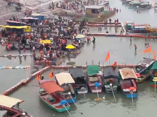 अयोध्या में पौष पूर्णिमा के अवसर पर श्रद्धालुओं ने सरयू नदी में पावन स्नान किया और पूजा की।