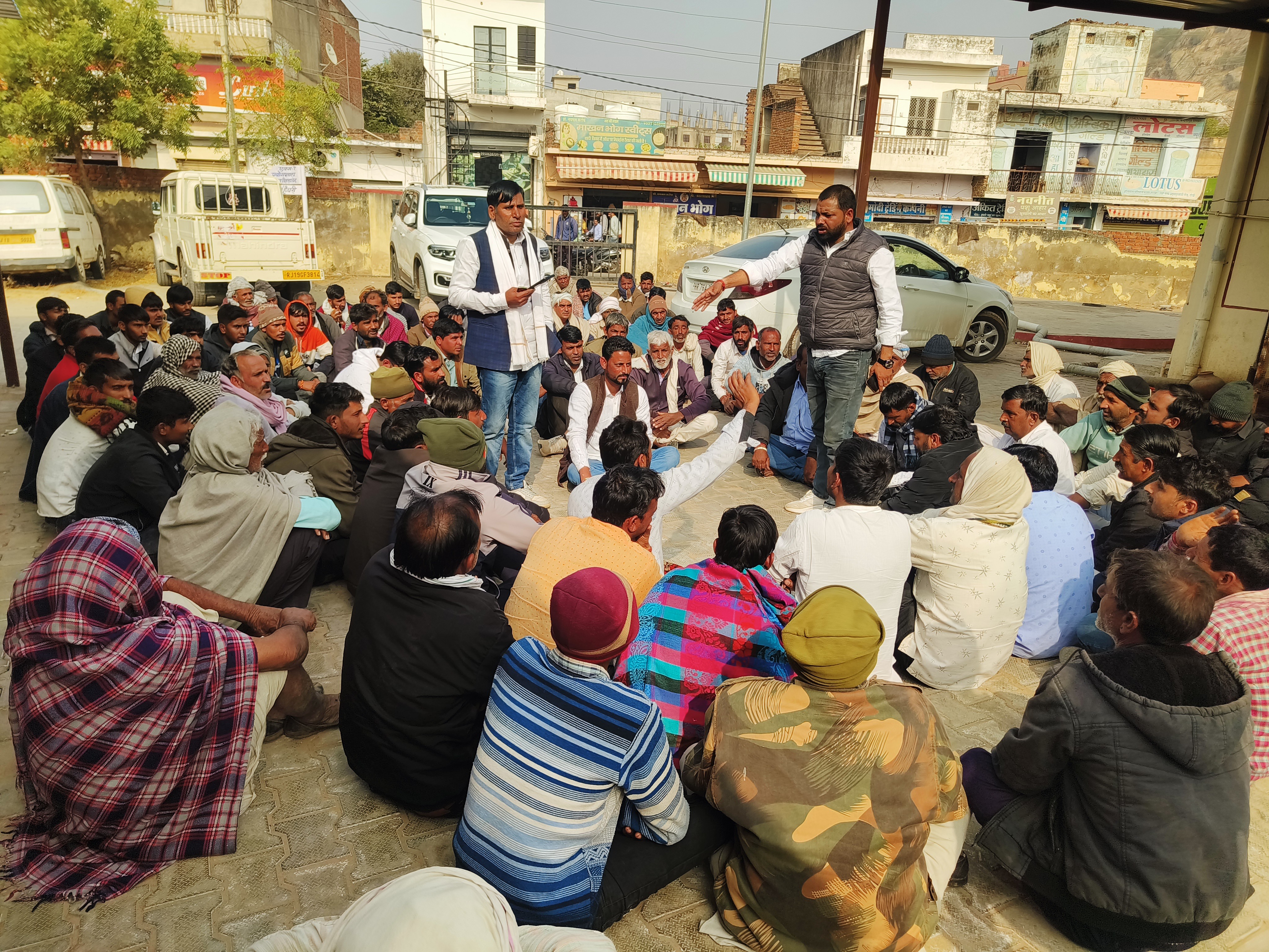 गुढ़ागौडज़ी सामुदायिक स्वास्थ्य केंद्र (सीएचसी) में सर्व समाज की ओर से धरना प्रदर्शन किया जा रहा है।