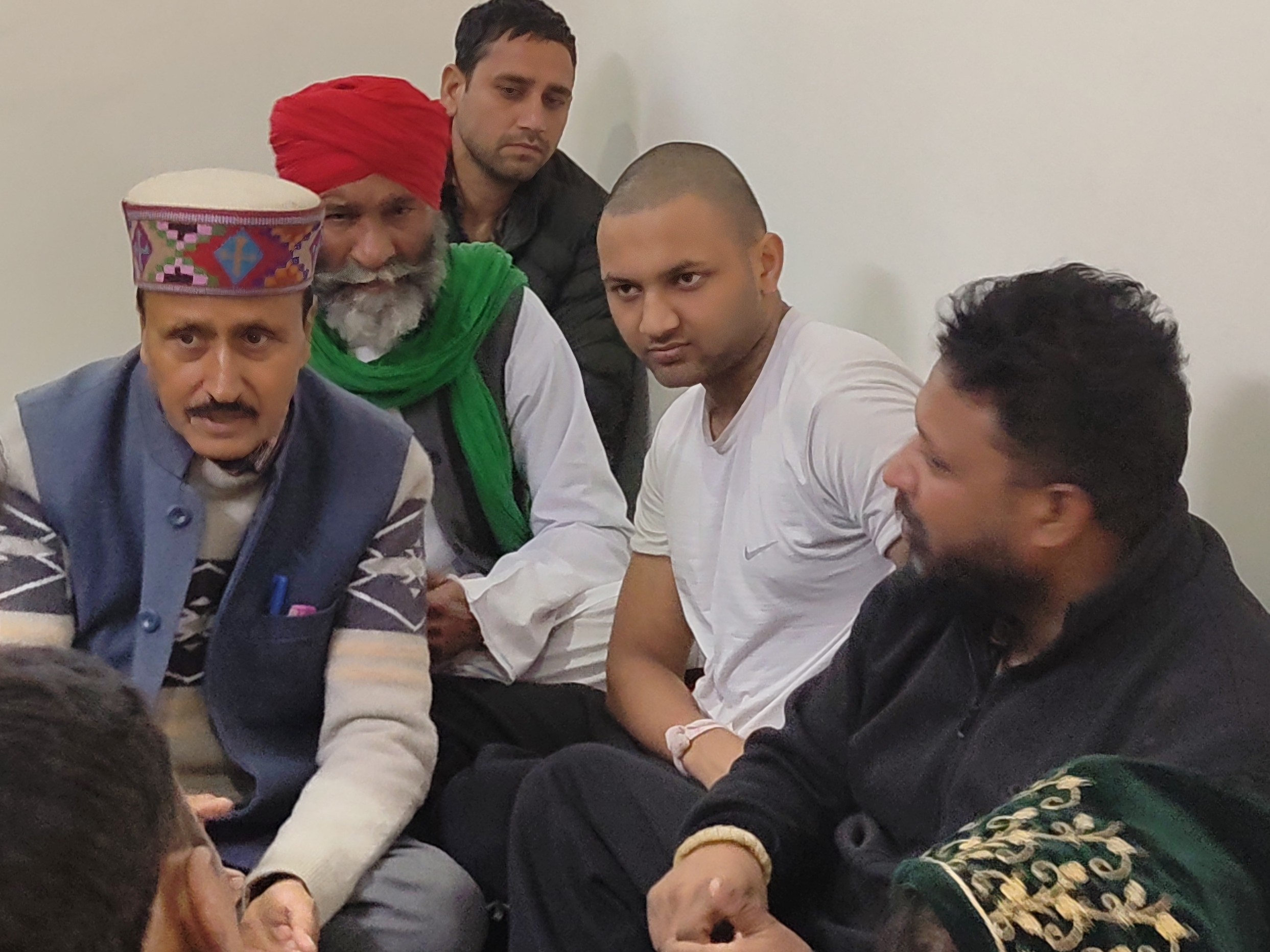 मृतक छात्रा के घर शोक जताने पहुंचे लोग।