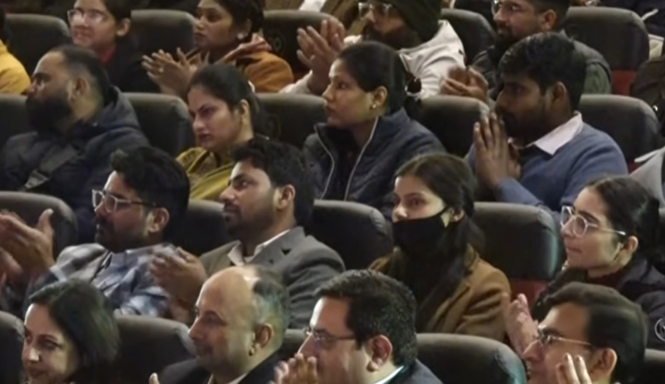 कार्यक्रम में मौजूद लोग और नियुक्ति पत्र लेने आए कर्मचारी।