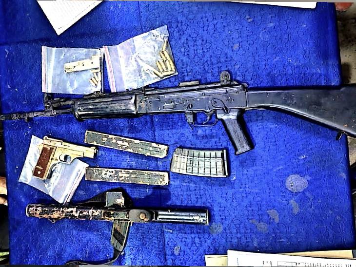 एनकाउंटर के बाद दयानंद की लाश के पास से ये हथियार बरामद किए गए थे। बरामद हथियार में एक पिस्टल, एक कार्बाइन और एक इंसास राइफल था।