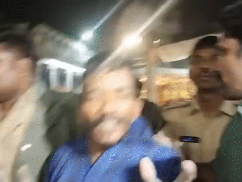 पुलिस नीचे उतारने के बाद उसे तुरंत थाने ले गई।