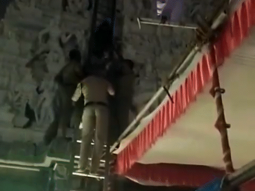 पुलिस ने 3 घंटे बाद शराब देने के बाद उसे नीचे उतारा।