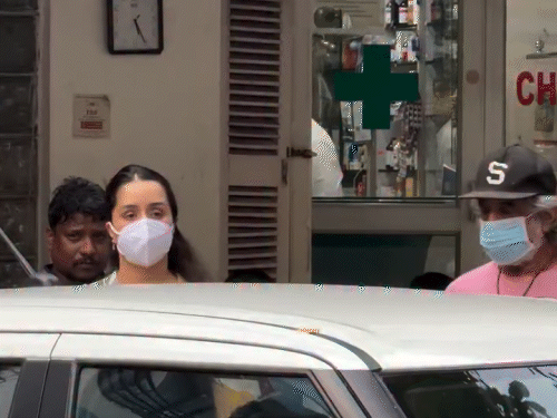 श्रद्धा और शक्ति कपूर दोनों ने फेस मास्क पहना हुआ था।