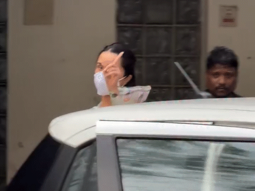 श्रद्धा कपूर इस दौरान असहज दिखीं और उन्होंने वीडियो बनाना बंद करने को कहा।