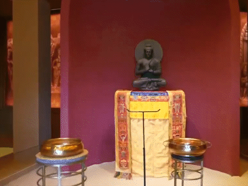 पीएम मोदी ने एग्जीबिशन का इनॉगरेशन करते हुए भगवान बुद्ध को फूल अर्पित किए।