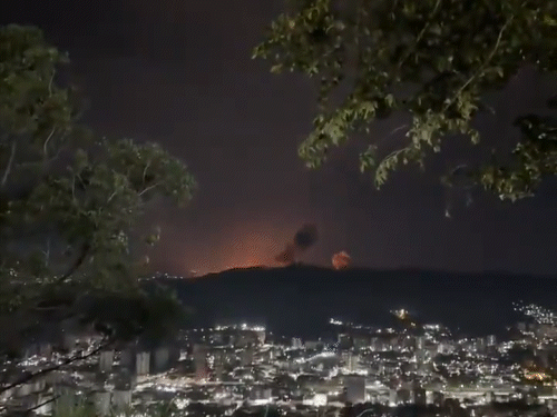 धमाके के बाद आसमान में धुएं का गुबार छा गया।