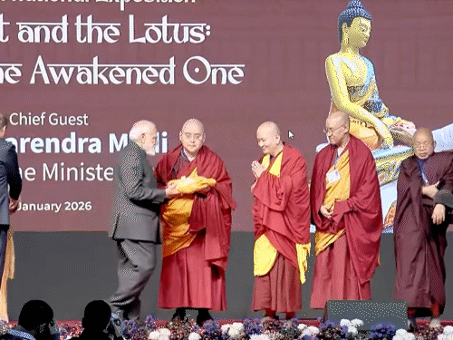 पीएम ने कार्यक्रम के दौरान देशभर से आए बौद्ध गुरुओं को सम्मानित किया।