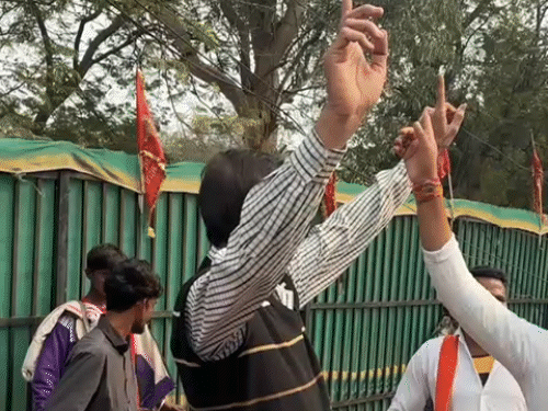 रायपुर सेंट्रल जेल के बाहर चैतन्य की रिहाई पर कांग्रेसी ढोल-नगाड़े बजवाकर डांस कर रहे हैं।