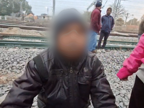 किशोरी के पिता ने बताया- कचहरी से मैं भागकर मौके पर पहुंचा तो बेटी का शव आपत्तिजनक हालत में मिला।