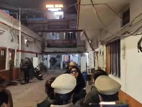 ये उस वक्त की तस्वीर है, जब नेहा अपने पति अभिषेक के साथ हजरतगंज थाने में पहुंची थीं।