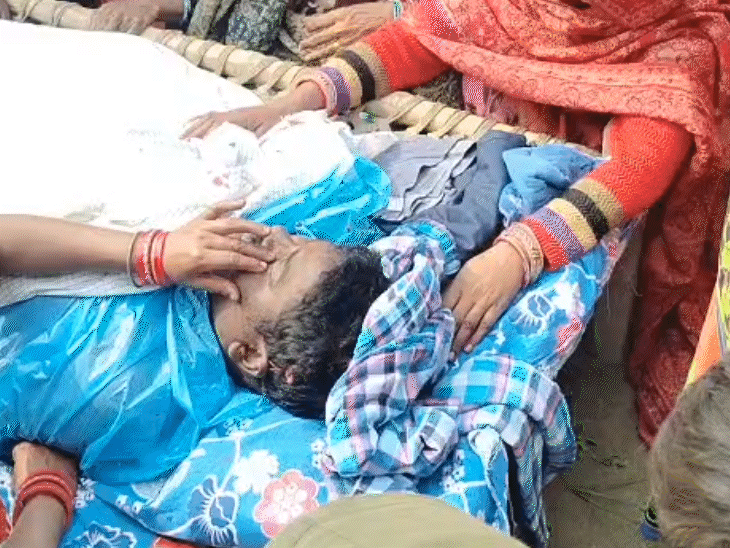 दयानंद की लाश से लिपटकर रोते परिजन।