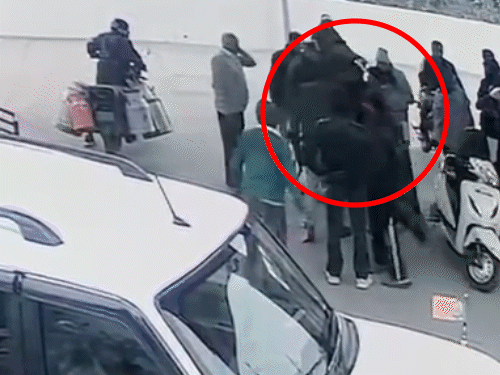 सीसीटीवी में मारपीट का वीडियो कैद हुआ है। - Dainik Bhaskar