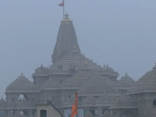 अयोध्या में शीतलहर जारी है। कोहरा छाया हुआ है। राम मंदिर कोहरे में लिपटा नजर आया।