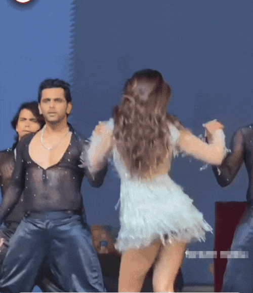 न्यू ईयर के दौरान स्टेज पर डांस करती सोनम बाजवा, जिसमें उन्होंने शॉर्ट कॉस्ट्यूम पहने हैं।