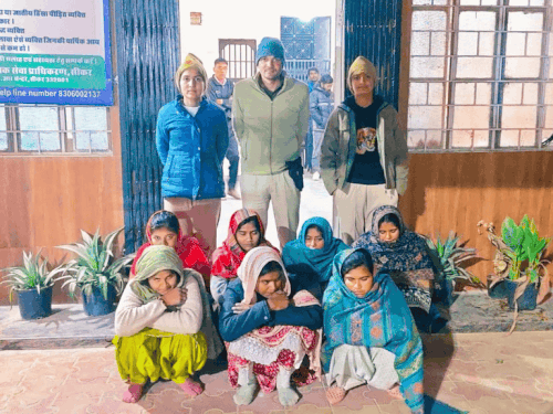 पुलिस की गिरफ्त में गैंग के सभी आरोपी।