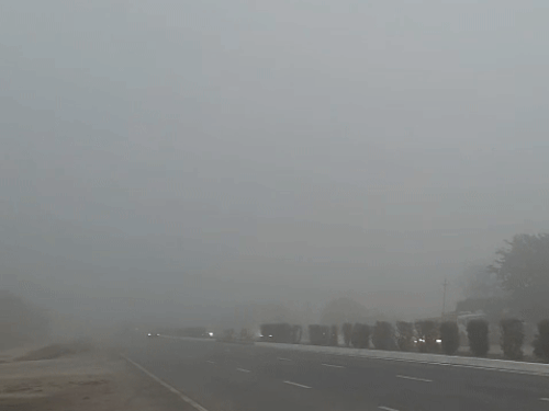 उदयपुर-चित्तौड़गढ़ नेशनल हाईवे पर भी आज सुबह घना कोहरा रहा। इस कारण यहां ट्रैफिक कम रहा और सुबह 8 बजे तक भी यहां गाड़ियां लाइट जलाकर गुजरती नजर आईं।