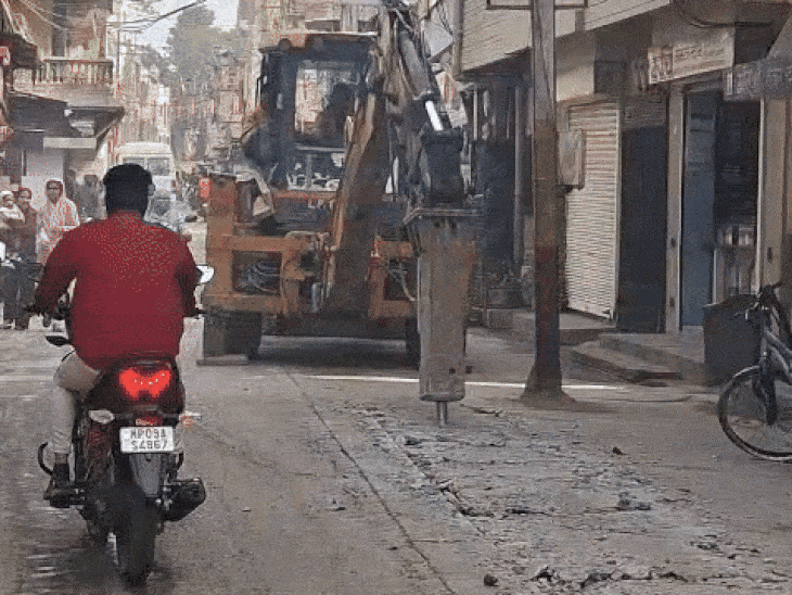 भागीरथपुरा इलाके में नई पाइपलाइन के लिए खुदाई का काम चल रहा है।