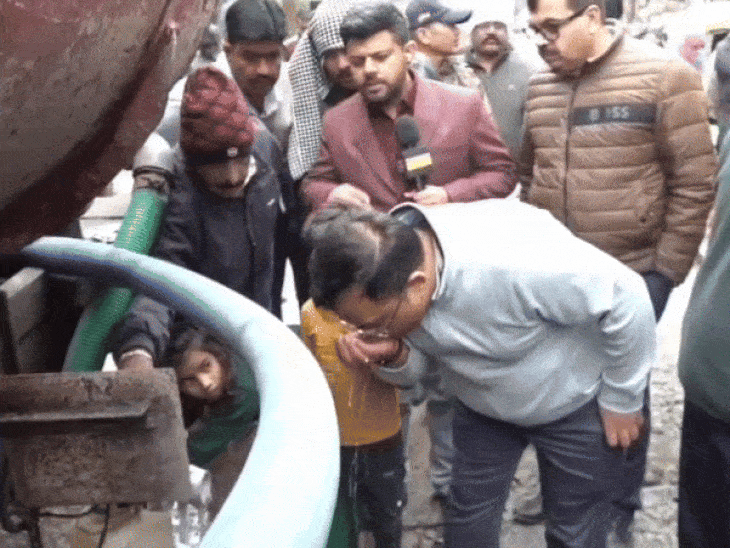 कलेक्टर शिवम वर्मा ने भागीरथपुरा में टैंकर का पानी खुद पीकर देखा।