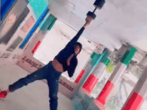 एक हाथ के सहारे उल्टा होकर स्टंट करते करण मलिक।