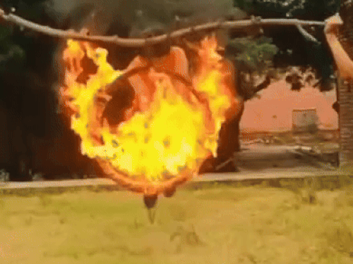 16 इंच के टायर में आग लगाकर बाहर निकलते करण मलिक।