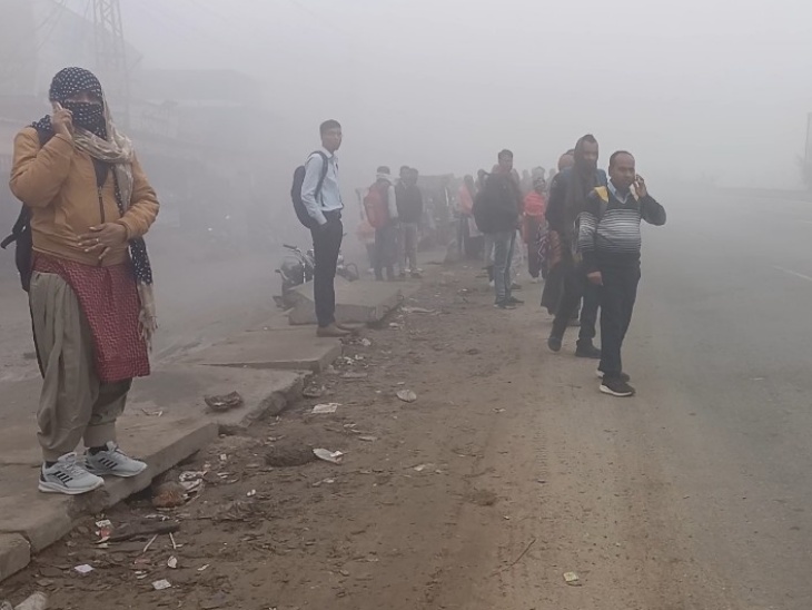 कड़ाके की ठंड में सुबह-सुबह काम पर जाने वाले लोगों को सबसे ज्यादा परेशानी का सामना करना पड़ा।