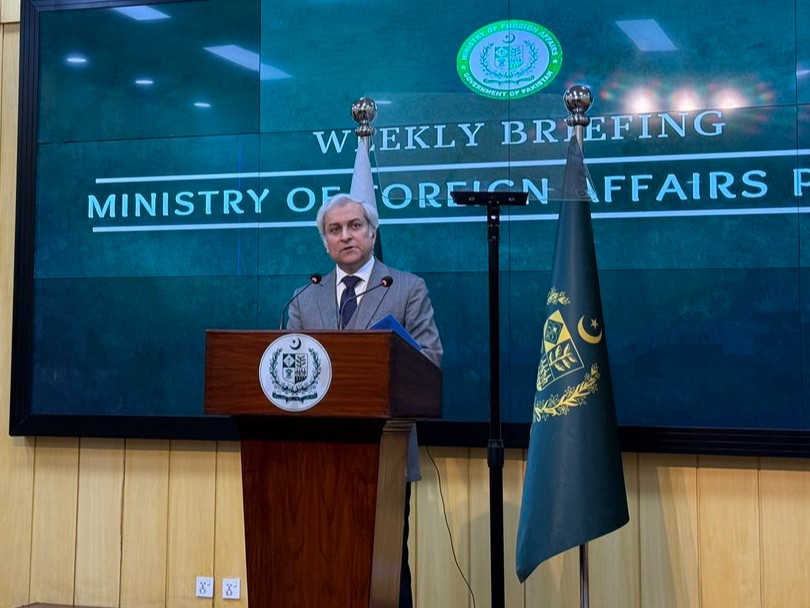 पाकिस्तानी विदेश मंत्रालय के प्रवक्ता ताहिर अंद्राबी गुरुवार को प्रेस ब्रीफिंग के दौरान सवालों के जवाब देते हुए। - Dainik Bhaskar
