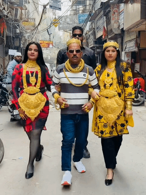 यह REEL शादाब जकाती ने करोल बाग की गलियों में बनाई थी। इसमें इरम बाईं तरफ दिख रही है।