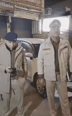 मौके पर सीओ सिविल लाइन अभिषेक त्रिपाठी भी पहुंच गए हैं।