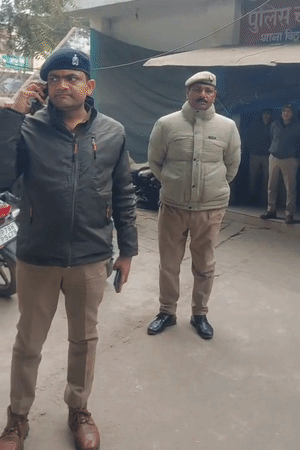 पुलिस की सूचना पर परिवार वाले आ रहे हैं।