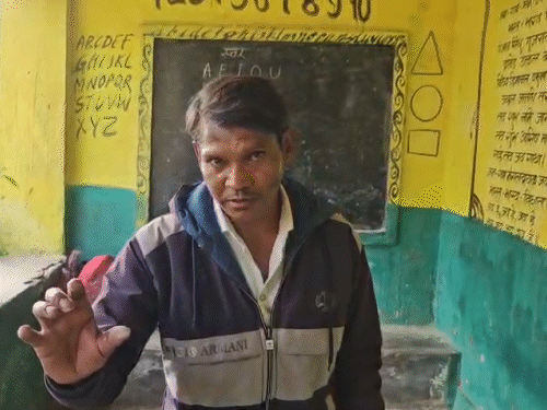 शिक्षक राज प्रताप सिंह नशे की हालत में ग्रामीणों से बातचीत करते हुए।