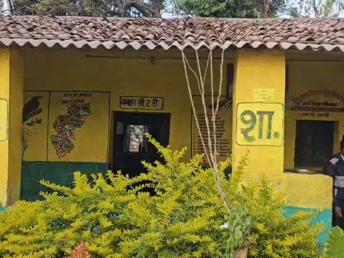 वंदना प्राइमरी स्कूल का टीचर शराब के नशे में धुत होकर स्कूल पहुंच गया।