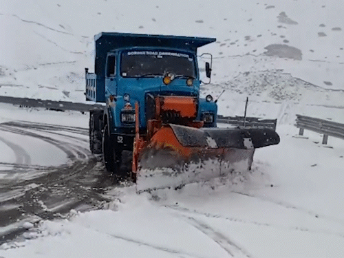 जम्मू-कश्मीर के शोपियां में शुक्रवार को बर्फबारी के बाद रास्ते बंद हो गए।