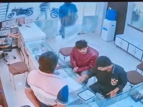 1. ग्राहकों की मौजूदगी में बदमाश दुकान में घुसे।