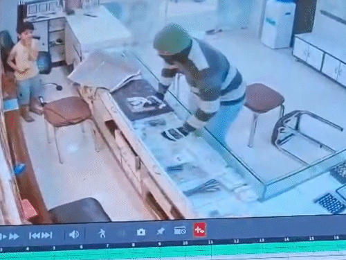 2. एक बदमाश ने दुकानदार पर हमला किया।