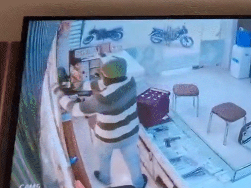 3. दूसरा बदमाश दुकान में रखी ज्वेलरी निकालना शुरू करता है।