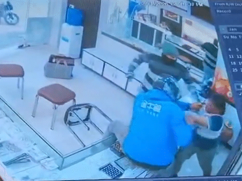 4. दोनों बदमाश दुकानदार पर हमला भी करते हैं।