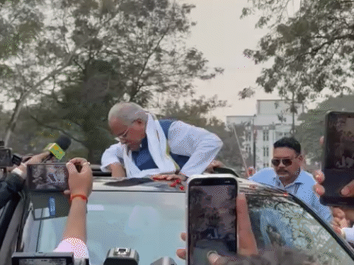 चैतन्य बघेल रायपुर सेंट्रल जेल से करीब 170 दिन बाद रिहा हो गए हैं। जेल के बाहर कांग्रेस नेता और कार्यकर्ता जुटे हैं। चैतन्य के स्वागत के लिए ढोल-नगाड़े बजाए जा रहे हैं। - Dainik Bhaskar