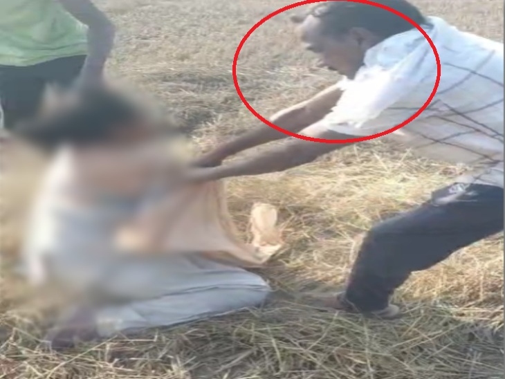 वीडियो में एक ग्रामीण महिला आरक्षक के कपड़े खींचते नजर आया।