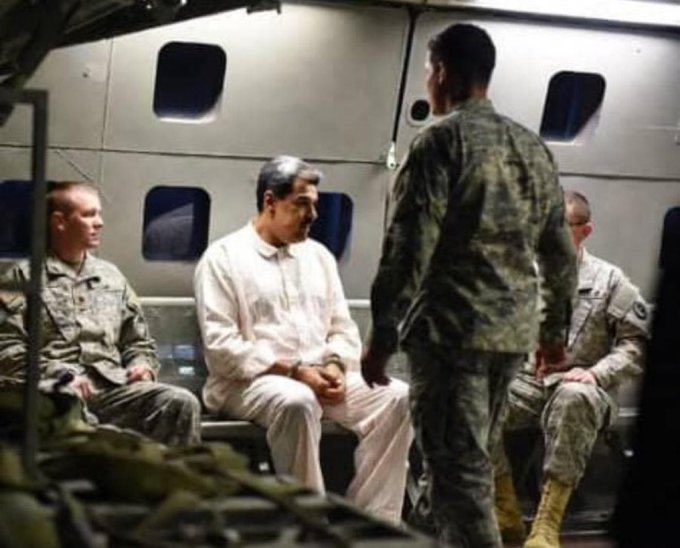 अमेरिकी कब्जे में लिए जाने के बाद मादुरो की तस्वीर। उन्हें USS इवो जीमा वॉरशिप में रखा गया।