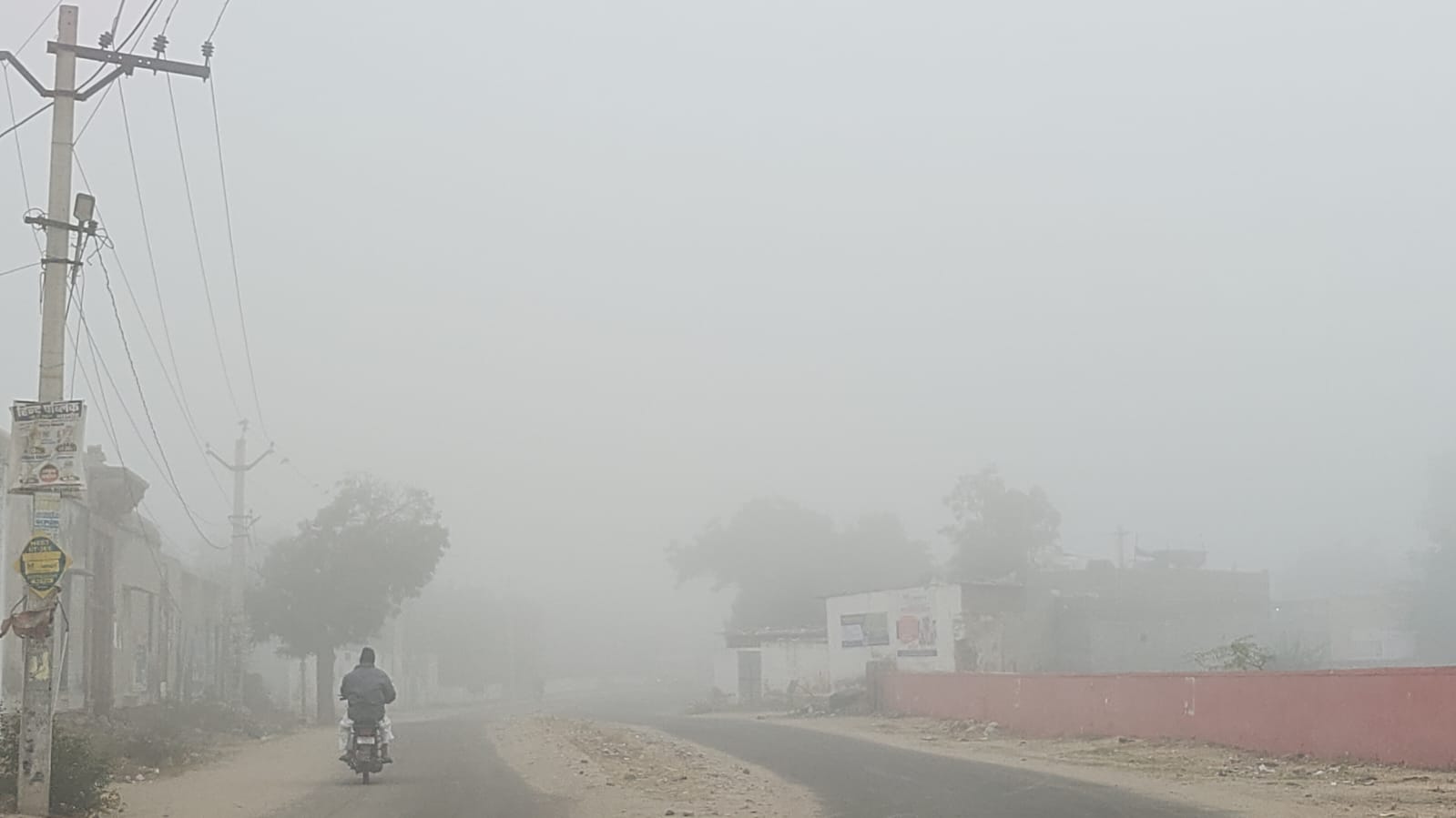 घने कोहरे की वजह से विजिब्लिटी 30 मीटर के आसपास रही