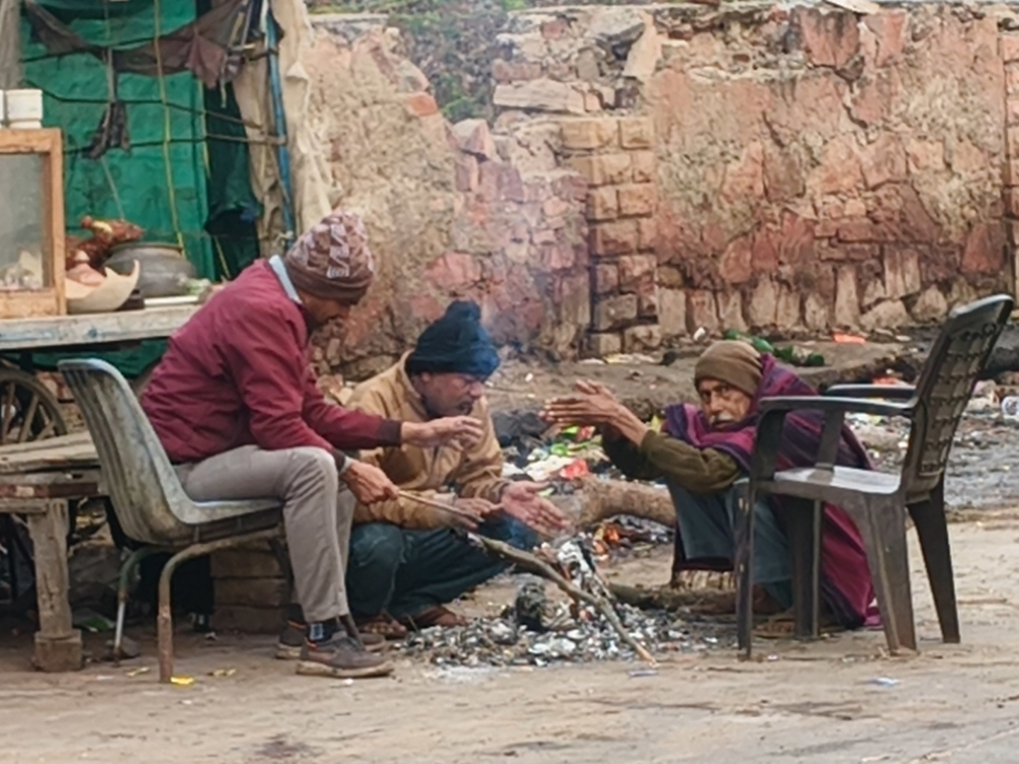 सर्दी में अलाव का सहारा