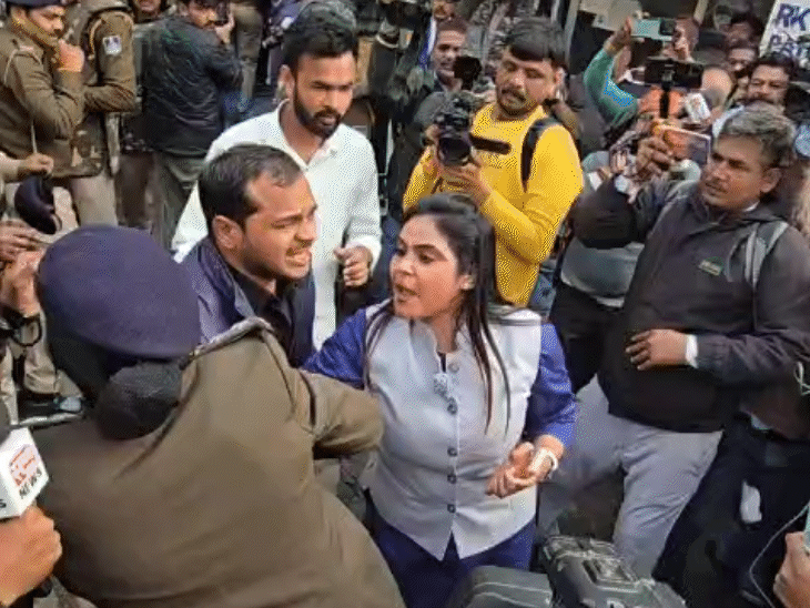 महिला कांग्रेस की प्रदेश अध्यक्ष रीना बौरासी और पुलिस के बीच बहस हुई।