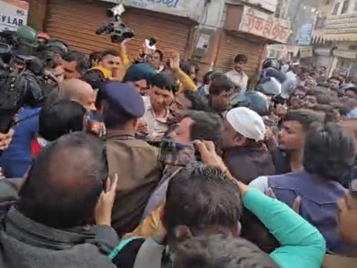 कांग्रेस जांच समिति शनिवार को भागीरथपुरा पहुंची तो बीजेपी कार्यकर्ताओं ने रास्ता रोक लिया।