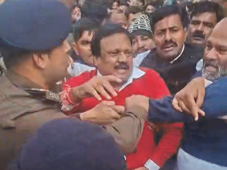 पूर्व मंत्री सज्जन सिंह वर्मा और विधायक महेश परमार को पुलिस जबरदस्ती बाहर ले गई।