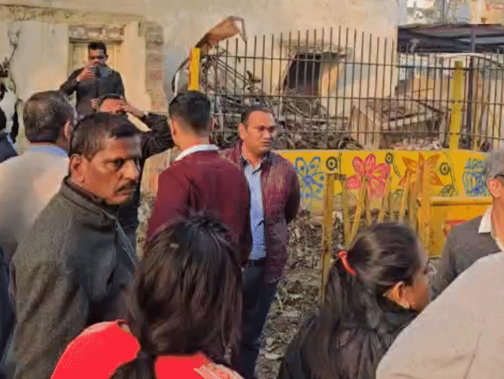 भोपाल एम्स की टीम लीकेज वाली जगह का निरीक्षण करने भागीरथपुरा पहुंची।