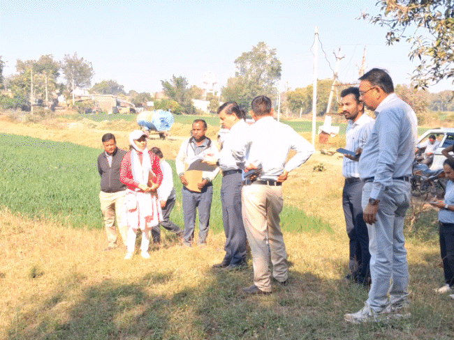 शिकायत के बाद भोपाल से आई टीम ने ग्रामीणों से बातचीत की और काम को देखा।
