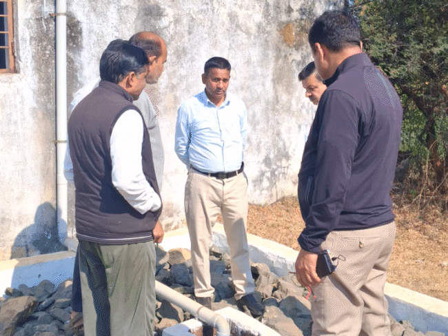 निरीक्षण दल ने जल संचयन अभियान की हकीकत को जाना।