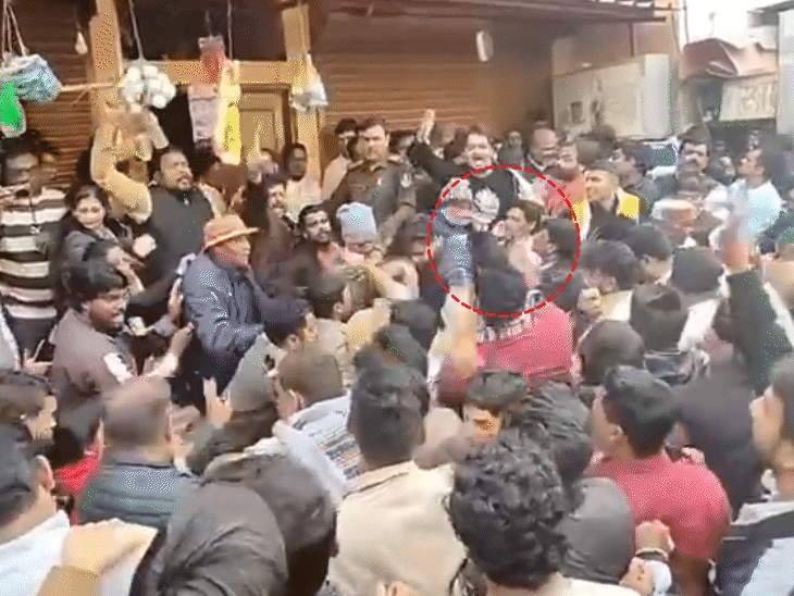 आपसी धक्कामुक्की के दौरान किसी ने पूर्व मंत्री सज्जन सिंह वर्मा की तरफ चप्पल फेंकी।