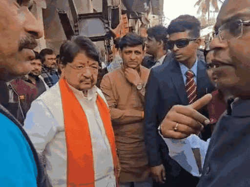 मामला बिगड़ा तो सरकार की ओर से मंत्री कैलाश विजयवर्गीय और महापौर पुष्यमित्र भार्गव मौके पर पहुंचे।